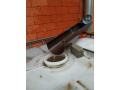 Da��ov� voda odtek� z r�ny do n�doby na odber da��ovej vody