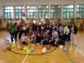 Spolo�n� fotografia pedag�gov a �iakov po workshope v telocvi�ni �koly s lietaj�cimi bal�nmi