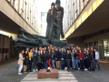 Spolo�n� fotografia �iakov III.A a III.B pri pam�tn�ku v are�li M�zea SNP v Banskej Bystrici