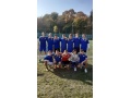 Spolo�n� fotografia na ihrisku: Mgr. Min�rov� a dru�stvo chlapcov vo futsale, ktor� z�skalo 1. miesto na majstrovstv�ch okresu