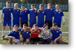 Spoločná fotografia na ihrisku: Mgr. Minárová a družstvo chlapcov vo futsale, ktoré získalo 1. miesto na majstrovstvách okresu