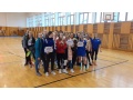 Dru�stv� nast�pen� v telocvi�ni s diplomami a poh�rmi za prv� tri miesta