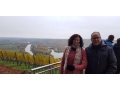 Spolo�n� fotografia riadite�a �koly vo Wiesentheide a hospituj�cej u�ite�ky Mgr. Mihalkovej s v�h�adom na Mohan pri Vogelburgu