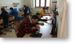 Žiaci riešia úlohy v kategórii Junior súťaže iBobor v učebni informatiky