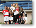 Dievčatá na stupni víťazov na Majstrovstvách okresu v cezpoľnom behu s pohármi a diplomami za prvé, druhé a tretie miesto. Na  1. mieste skončili dievčatá z GJK - Klára Orbanová, Ema Jelínková, Krístína Šabová.