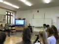 Preventista Jozef �ul�k diskutuje so �iakmi