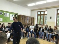 Jozef �ul�k rozd�va �iakom dokumenty ku komunika�n�mu workshopu