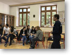 Jozef Čulák a žiaci rozdelení do skupín počas komunikačného workshopu