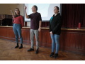 Lektor predn�ky Ing. Karol Herian PhD. a dve �ia�ky IV.B po�as predn�ky v aule