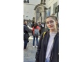 �ia�ka gymn�zia pri soche Manneken Pis � cikaj�ci chlap�ek