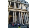 Spolo�n� fotografia pedag�gov a �iakov gymn�zia pred St. Paul�s Cathedral v Lond�ne