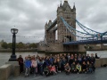 Spolo�n� fotografia pedag�gov a �iakov gymn�zia pred Tower Bridge � zdv�hac� most nad riekou Tem�a v Lond�ne