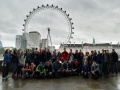 Spolo�n� fotografia pedag�gov a �iakov gymn�zia pred London Eye � vyhliadkov� koleso v Lond�ne