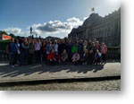 Spoločná fotografia pedagógov a žiakov gymnázia pri Royal Palace of Brussels