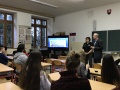 Mgr. Debn�r v�ta �lenku policajn�ho zboru Mgr. Matejov� v u�ebni �koly