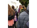 Vedeck� pracovn��ka Arbor�ta Mly�any a �iaci I.A po�as vonkaj�ej prehliadky arbor�ta