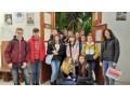Mgr. Min�rov� a �iaci I.B pred vstupom do Oran��ria (druh sklen�ka, ktor� je ur�en� najm� na pestovanie subtropick�ch rastl�n) v Topo��ianskom parku