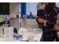 �ia�ky gymn�zia po�as pipetovania v laborat�riu Univerzity Kon�tant�na Filozofa