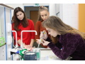 �ia�ky gymn�zia po�as pr�ce v laborat�riu Univerzity Kon�tant�na Filozofa