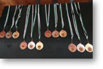 Pohľad na medaile uložené na stole