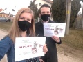 Adela Kramárová a Samuel Jehlár s diplomami za 1. a 3. miesto krajského kola olympiády v slovenskom jazyku a literatúre