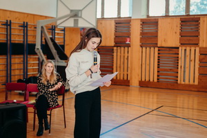 A. Orl�kov� prezentuje b�se� v zast�pen� spolu�iakov A. Seg��a a A. Belanovej � 3. miesto