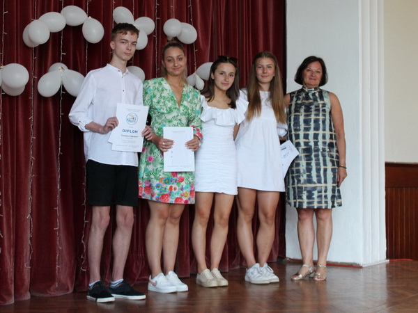 Žiaci I.A V. Ferencová, L. Kunová, J. Kordošová a T. Jakab - získali pochvalu riaditeľky školy za výborný prospech, dochádzku a reprezentáciu školy