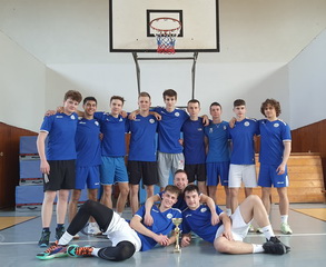 na�i reprezentanti<br>
horn� rad z�ava: Michal Grolmus, Michal Korim, Tom� Jur�k, Dominik Herda, Jozef �al�dik, Filip Matejov, Mat�� Tur�ek, Benjam�n �ab�k, Andrej Horniak<br>
doln� rad z�ava: M�rio Ku�ka, Tom� Zolder, D�vid Jur�k