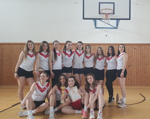 na�e reprezentantky<br>
horn� rad z�ava: J�lia Kordo�ov�, Ema Penze�ov�, Veronika Zajkov�, Iva Tencerov�, Ag�ta Orl�kov�, Ema Juh�sov�, Diana �abov�, Diana Cibiriov�, Alexandra Pacalajov�<br>
doln� rad z�ava: Lucia Hru�kov�, Krist�na ��torov�, Dorota Kmotorkov�, Ema Paulov�