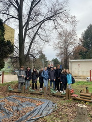 T�m �iakov 1. B  triedy v projekte Roots and Shoots