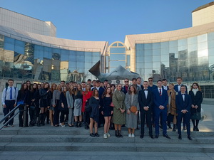 �tudenti Gymn�zia Janka Kr�a o�aren� divadeln�m predstaven�m Rusk� denn�ky v SND Bratislava