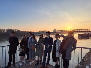 �tudenti Gymn�zia Janka Kr�a o�aren� divadeln�m predstaven�m Rusk� denn�ky v SND Bratislava