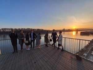 �tudenti Gymn�zia Janka Kr�a o�aren� divadeln�m predstaven�m Rusk� denn�ky v SND Bratislava