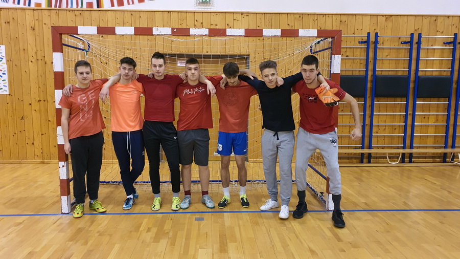 Viano�n� futbalov� turnaj na na�om gymn�ziu