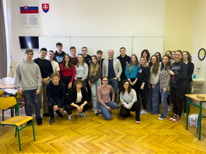 JUDr. Ragas sa vr�til sp� do �kolsk�ch lav�c