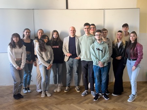 JUDr. Ragas sa vr�til sp� do �kolsk�ch lav�c