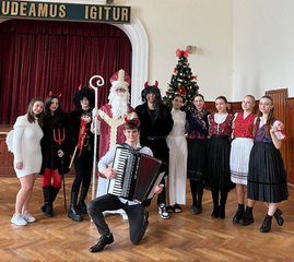 Mikul� na na�om gymn�ziu