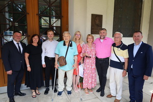 Sl�vnostn� odhalenie pam�tn�ch tab�� na budove Gymn�zia Janka Kr�a