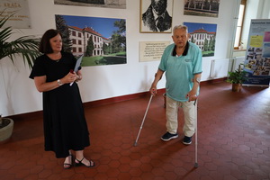 Sl�vnostn� odhalenie pam�tn�ch tab�� na budove Gymn�zia Janka Kr�a