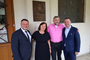 Sl�vnostn� odhalenie pam�tn�ch tab�� na budove Gymn�zia Janka Kr�a