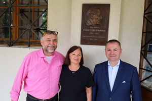 Sl�vnostn� odhalenie pam�tn�ch tab�� na budove Gymn�zia Janka Kr�a