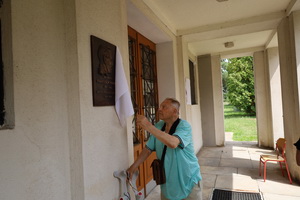 Sl�vnostn� odhalenie pam�tn�ch tab�� na budove Gymn�zia Janka Kr�a
