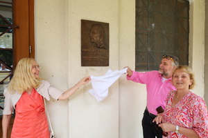 Sl�vnostn� odhalenie pam�tn�ch tab�� na budove Gymn�zia Janka Kr�a