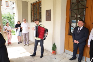 Sl�vnostn� odhalenie pam�tn�ch tab�� na budove Gymn�zia Janka Kr�a