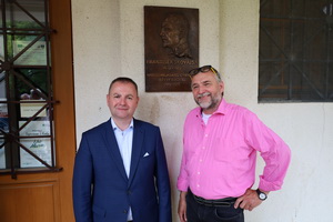 Sl�vnostn� odhalenie pam�tn�ch tab�� na budove Gymn�zia Janka Kr�a