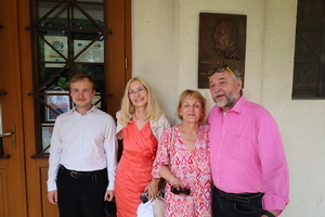 Sl�vnostn� odhalenie pam�tn�ch tab�� na budove Gymn�zia Janka Kr�a