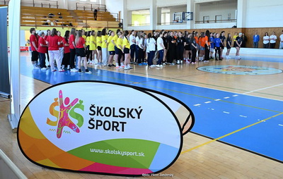 ڞasn� reprezent�cia GJK na celoslovenskom kole vo florbale diev�at stredn�ch �k�l v Pre�ove