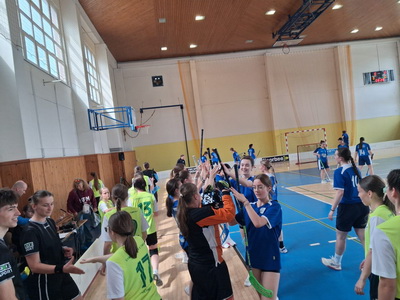 ڞasn� reprezent�cia GJK na celoslovenskom kole vo florbale diev�at stredn�ch �k�l v Pre�ove