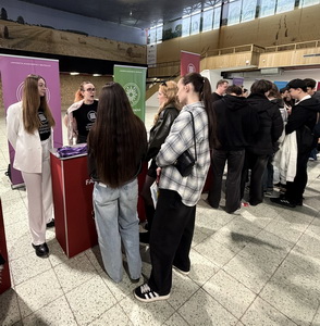 Kam po gymn�ziu? Na�i tretiaci h�adali odpovede na ve�trhu Alma Mater