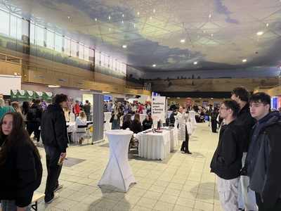 Kam po gymn�ziu? Na�i tretiaci h�adali odpovede na ve�trhu Alma Mater